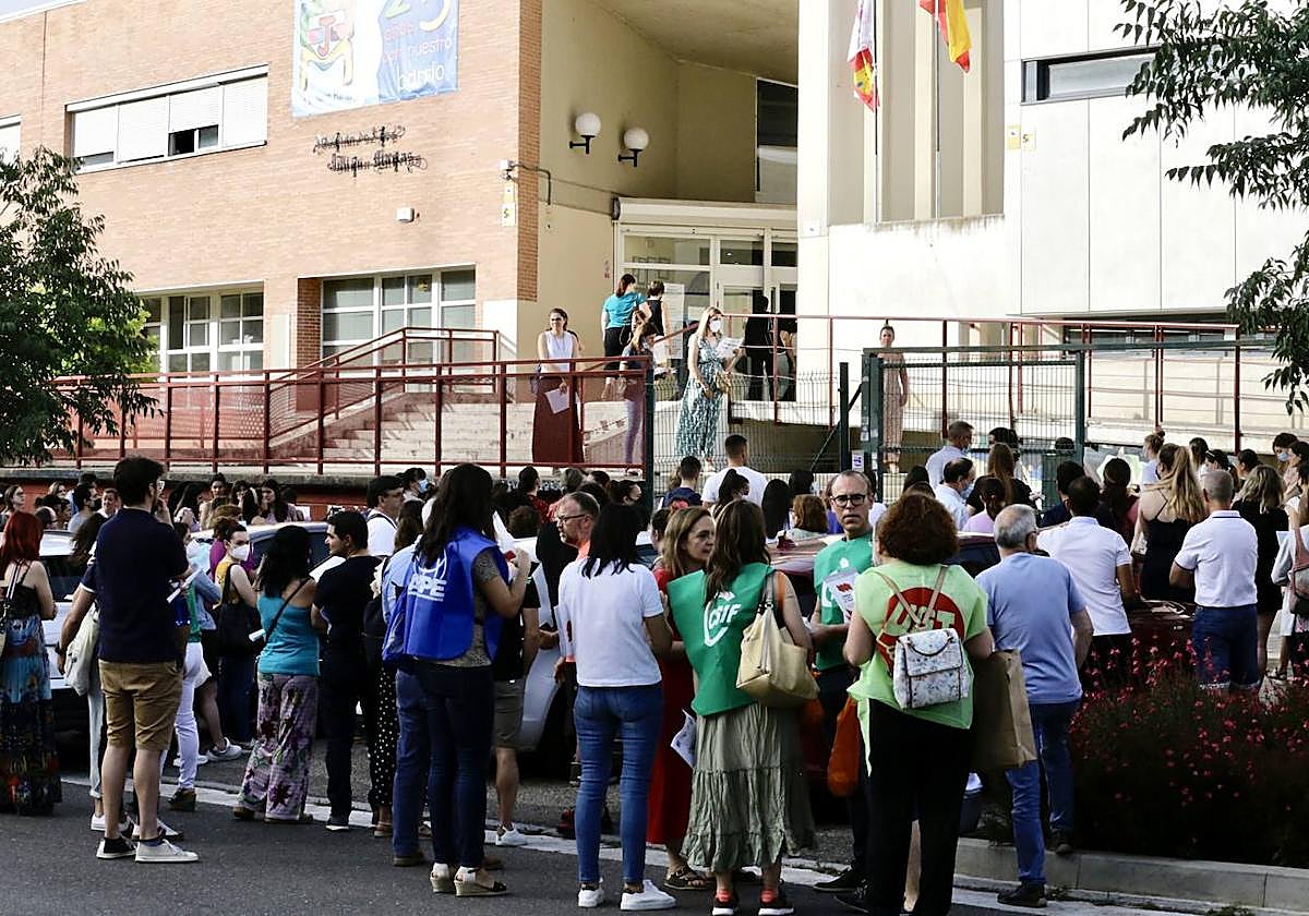 Los opositores esperan para examinarse en las pasadas oposiciones de Magisterio.