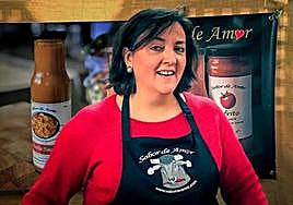 Beatriz Albo con un delantal con el logotipo de su web