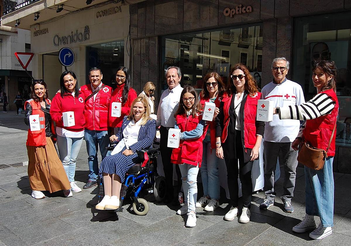 Miembros de la Cruz Roja en el día de la Banderita de Cruz Roja