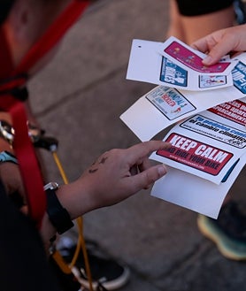 Imagen secundaria 2 - Ambiente distendido y participantes de todas las edades en la cita del primer jueves de mayo.