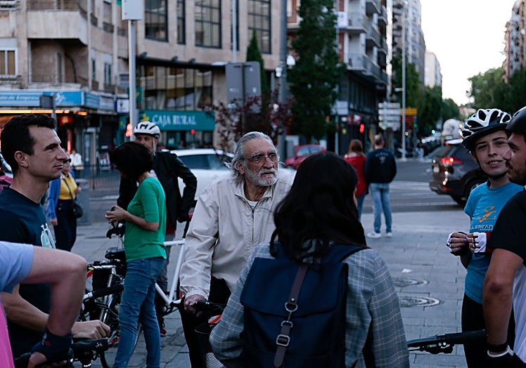 Imagen principal - Ambiente distendido y participantes de todas las edades en la cita del primer jueves de mayo.