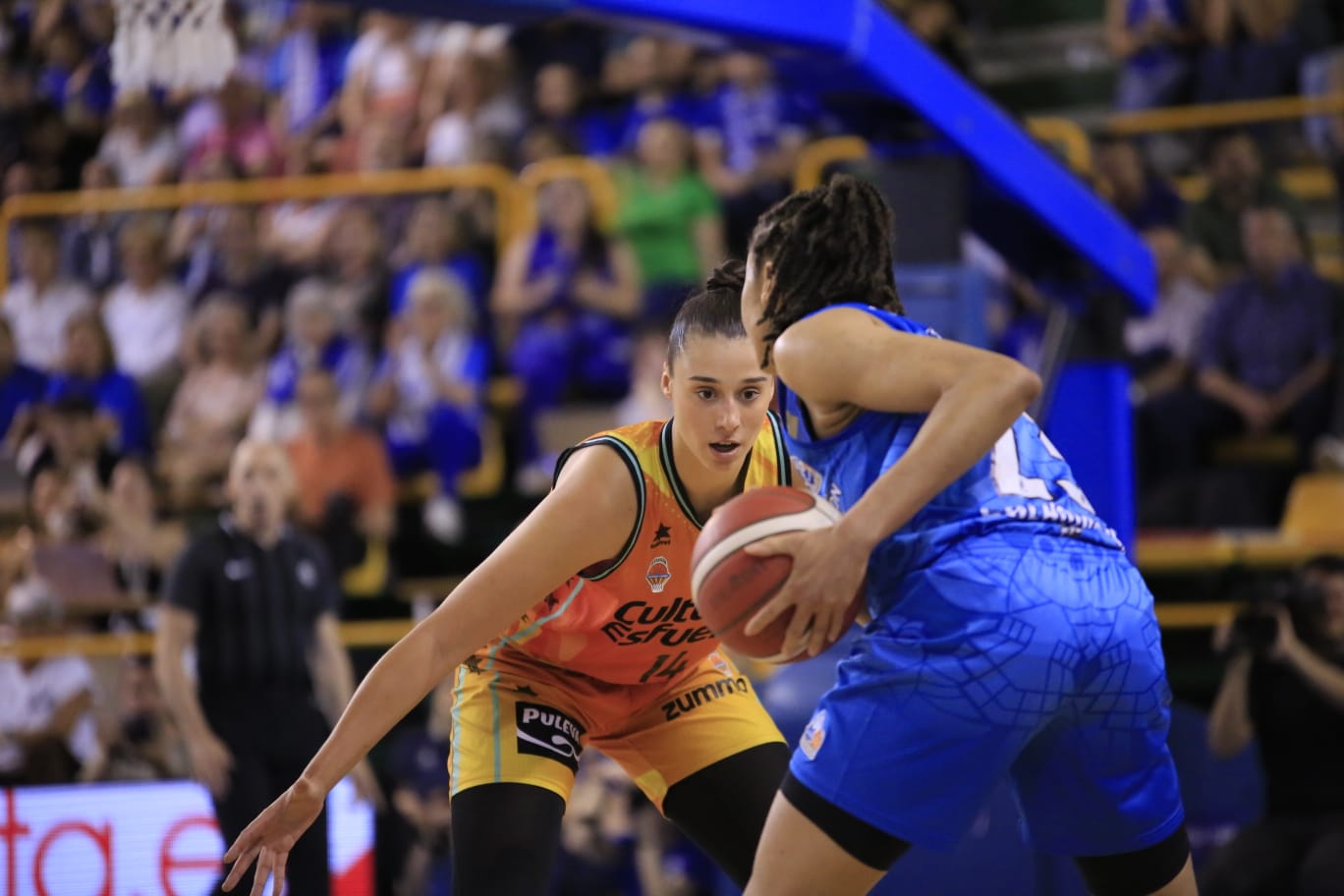 Final de liga entre Perfumerías Avenida y el Valencia Basket