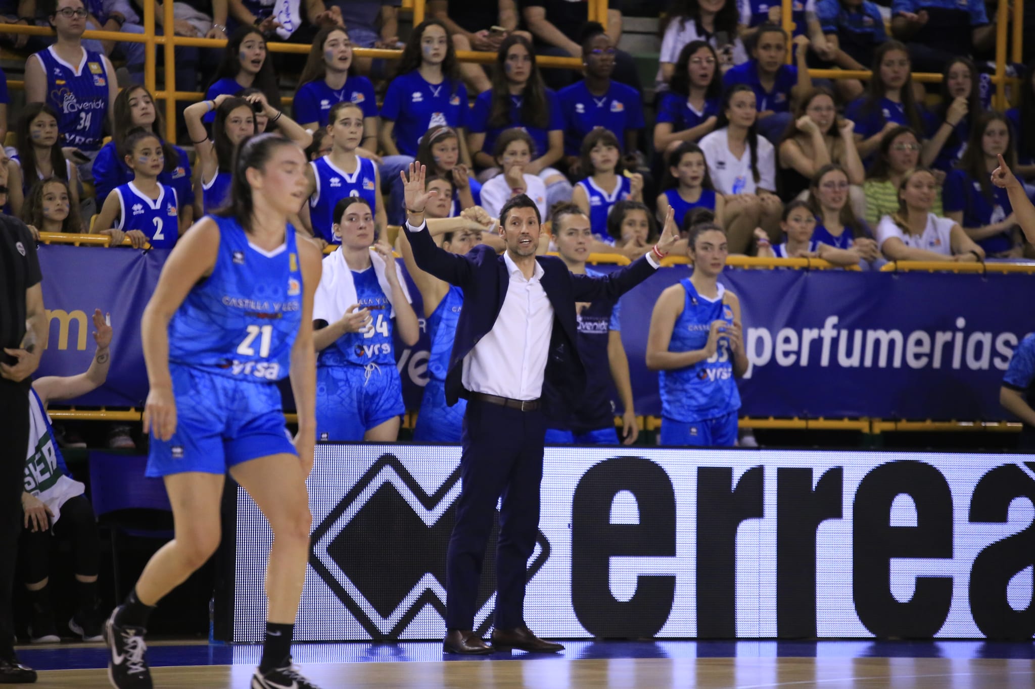 Final de liga entre Perfumerías Avenida y el Valencia Basket