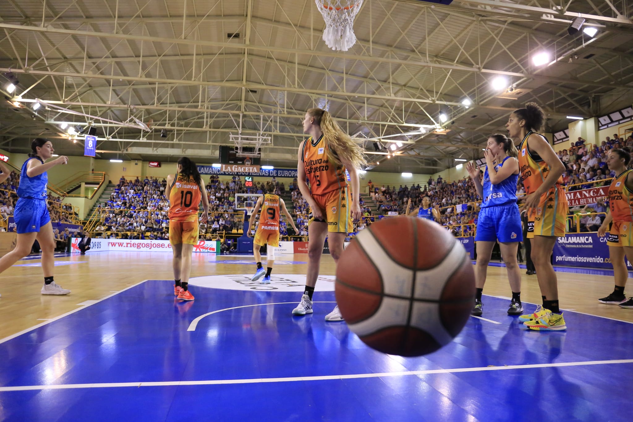 Final de liga entre Perfumerías Avenida y el Valencia Basket