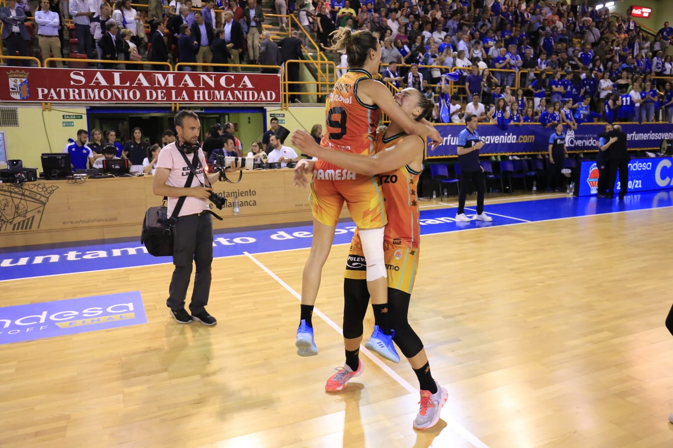 Final de liga entre Perfumerías Avenida y el Valencia Basket