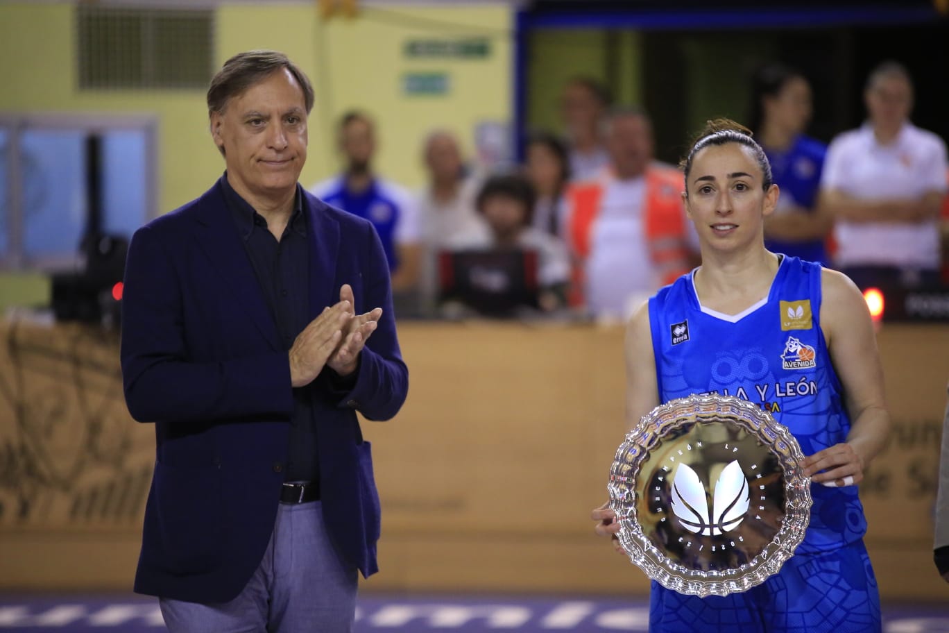 Final de liga entre Perfumerías Avenida y el Valencia Basket