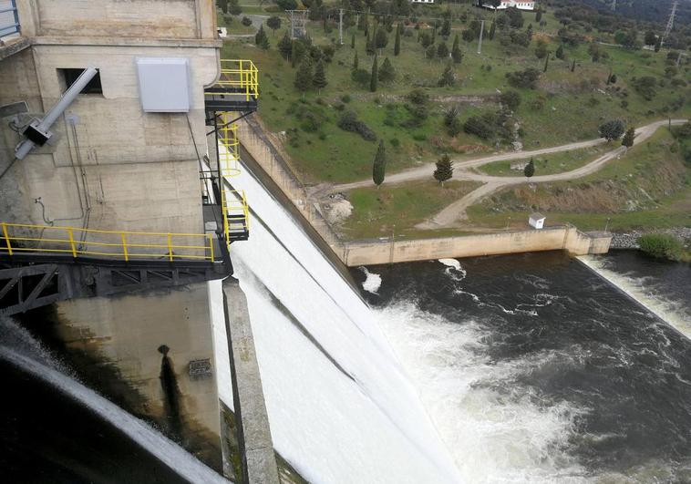 El embalse de Santa Teresa pierde 6,6 hectómetros por el adelanto de los riegos