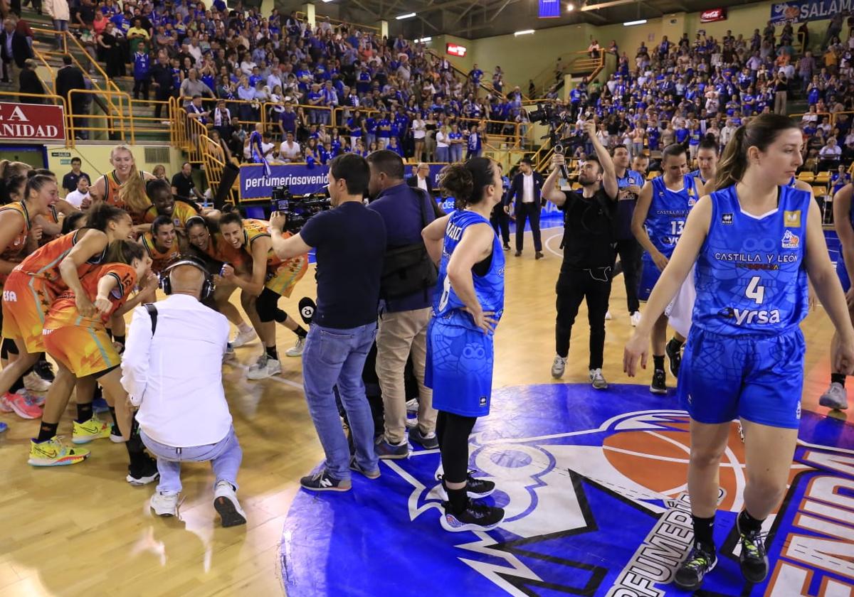 Las jugadoras de Avenida se retiran a los vestuarios mientras las de Valencia Basket celebran la Liga Femenina.