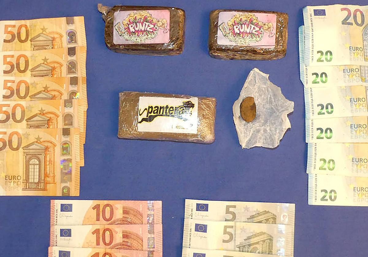 Dinero y droga intervenidos por la Policía Nacional a los detenidos.