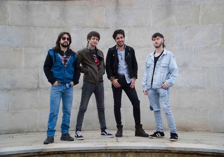Carameloraro es una banda salmantina de rock que nace en mayo de 2021, fundada por cuatro amigos.