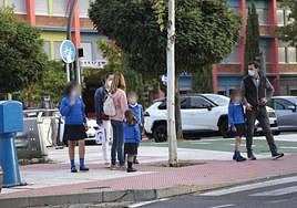 Varios alumnos se dirigen a sus centros en Salamanca.