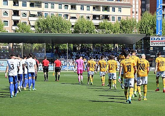 Talavera y Unionistas saltan al campo durante el partido del pasado 16 de abril.