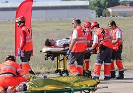 Cruz Roja atiende a uno de los figurantes heridos.