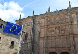 Izado de la bandera europea en el Patio de Escuelas realizado este martes en la Universida dde Salamanca.