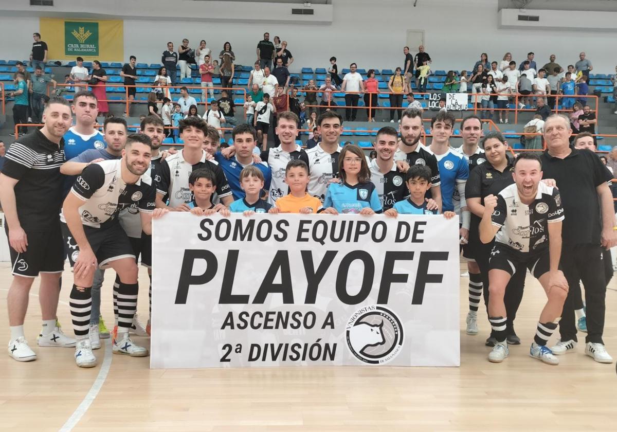 La plantilla de Unionistas FS celebra la clasificación para el play-off de ascenso.