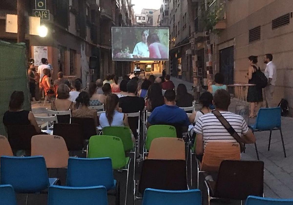 Proyección del Cine Corto de Verano en el barrio del Oeste en una edición pasada.