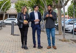María García, José Luis Mateos y Gabriel Álvarez en el barrio de La Vega de Salamanca.