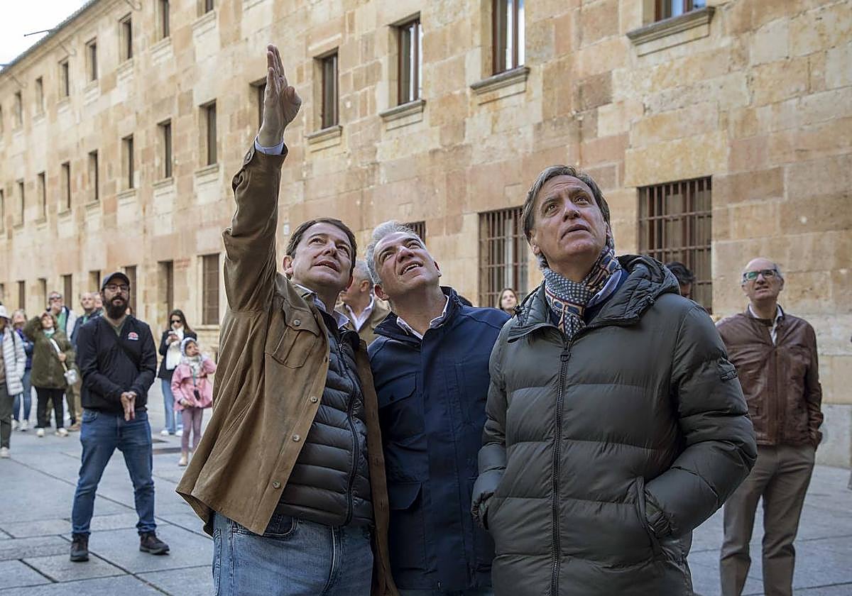 Mañueco, Bendodo y Carbayo buscan la rana de la Universidad.