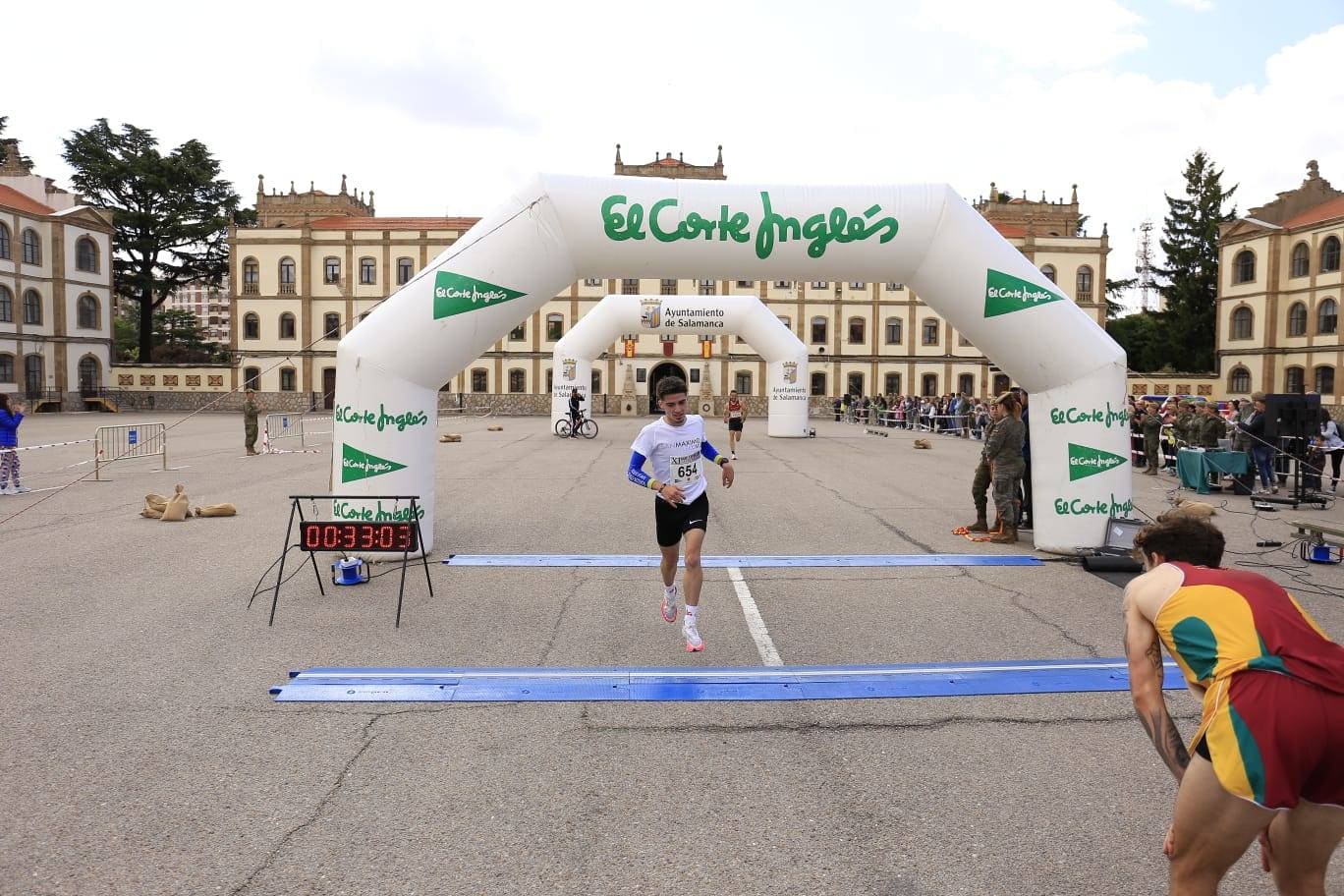 Espectacular paso de la Carrera Cívico Militar por Salamanca