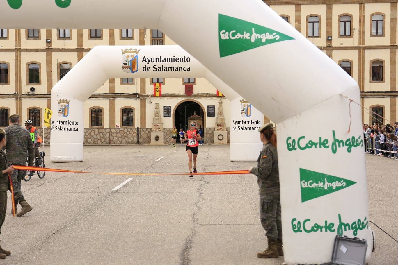 Espectacular paso de la Carrera Cívico Militar por Salamanca