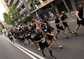 Un grupo de participantes en formación y con su bandera