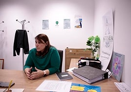 Pilar Jiménez Sánchez, presidenta de Atenea, en el despacho de la asociación.