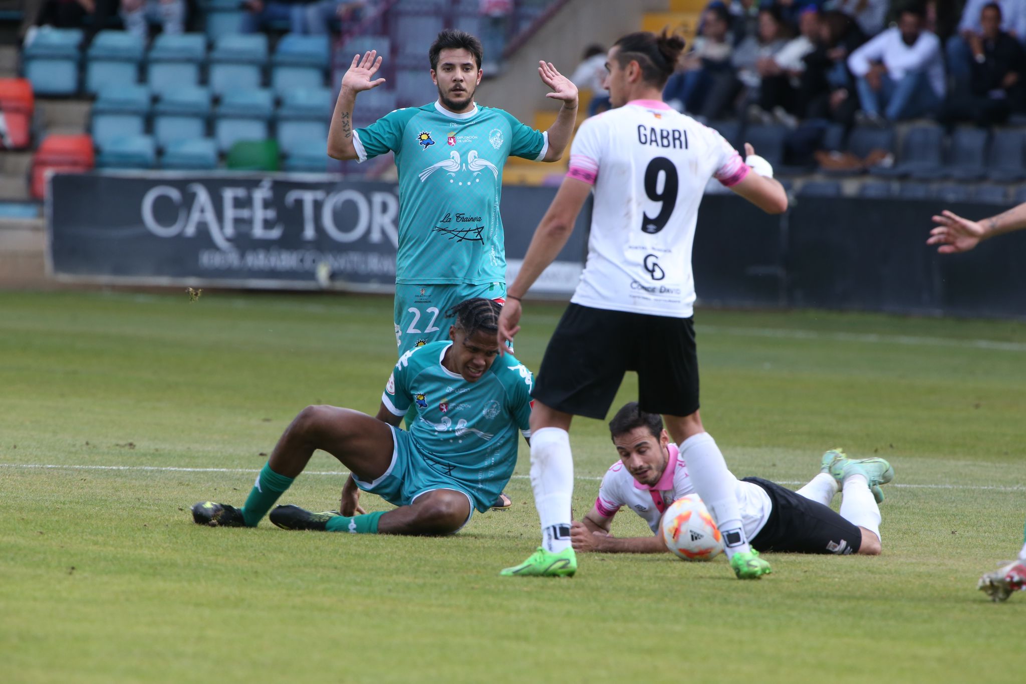 El Salamanca UDS deja vivo al Atlético Astorga en ida de la final regional del playoff (3-1)