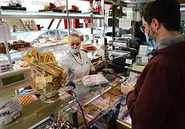 Cliente en un comercio salmantino.