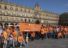 Concentración de los Cuidadores Técnicos de Servicios Asistenciales en la Plaza Mayor de Salamanca, para exigir a la JCyL y sindicatos que rectifiquen el preacuerdo del convenio colectivo para el personal de la Junta.
