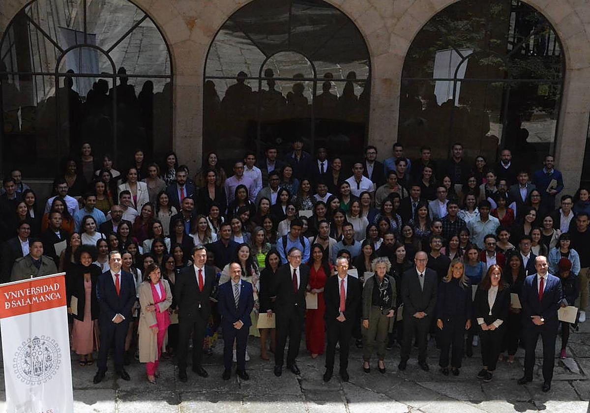 Becarios del curso 2022-2023 en la entrega de sus diplomas.