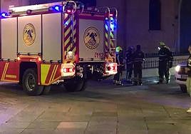 Los bomberos tratan de solucionar un problema en un cable de alta tensión.