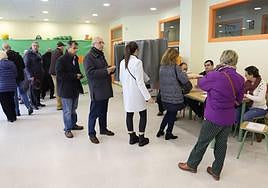 Varios ciudadanos votan en las últimas elecciones municipales en Salamanca.
