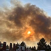 El humo del incendio de Pinofranqueado ya se ve desde la provincia de Salamanca