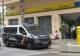 Un coche de la Policía, ante una oficina de Correos.