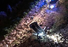 Imagen del vehíuclo volcado tras caer desde 11 metros de altura.