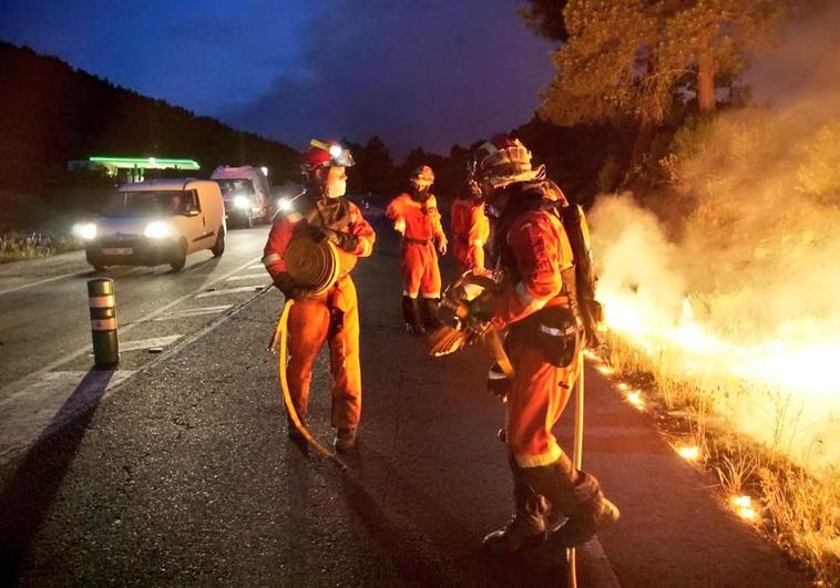 Los bomberos tratan de controlar el incendio.