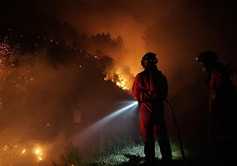 La UME trabaja en la extinción del incendio.