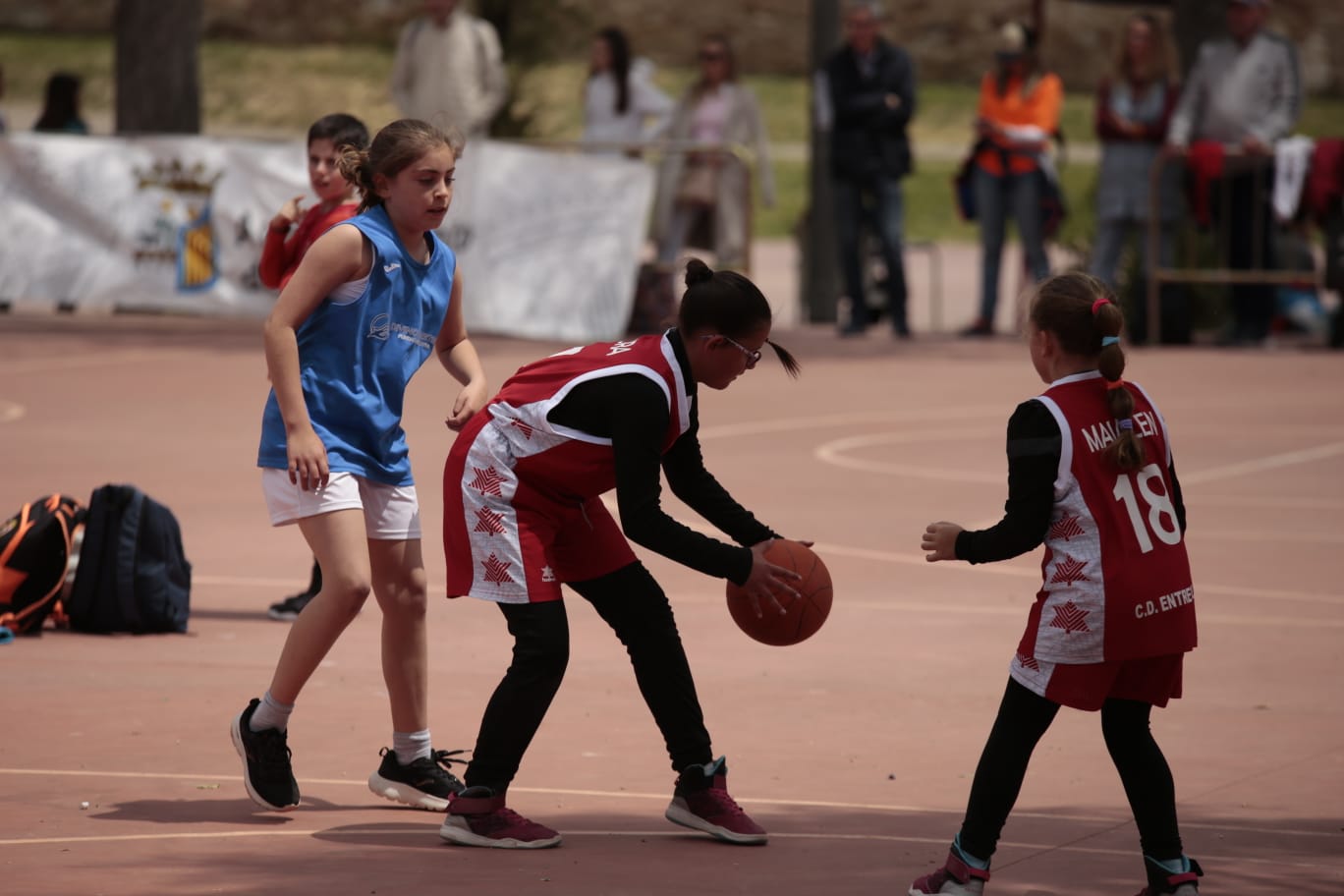 El Día del MiniBasket reúne a 800 chavales en Jesuitas