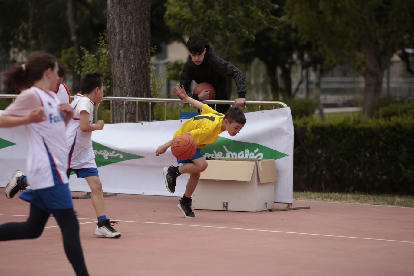 El Día del MiniBasket reúne a 800 chavales en Jesuitas