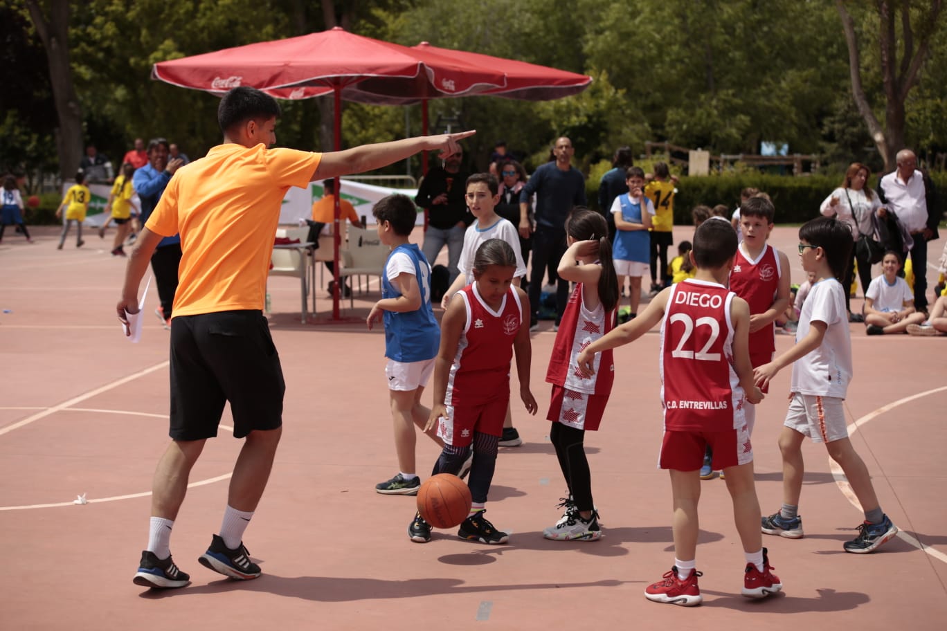 El Día del MiniBasket reúne a 800 chavales en Jesuitas