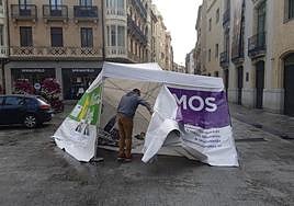 Genaro de Luis observa la carpa caída en la plaza del Liceo