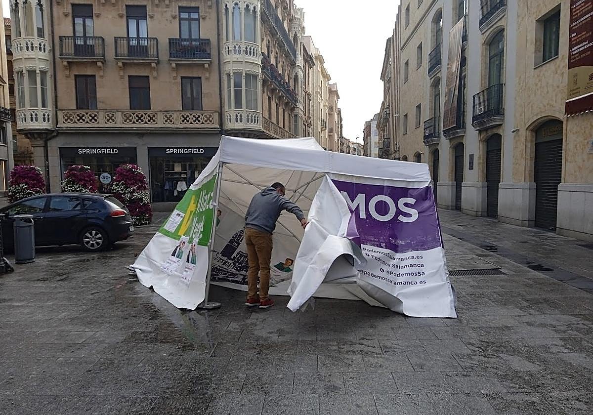 Genaro de Luis observa la carpa caída en la plaza del Liceo