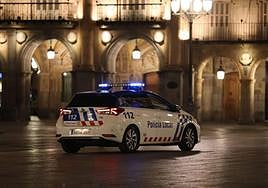 Coche de la Policía Local en la Plaza mayor de Salamanca, archivo