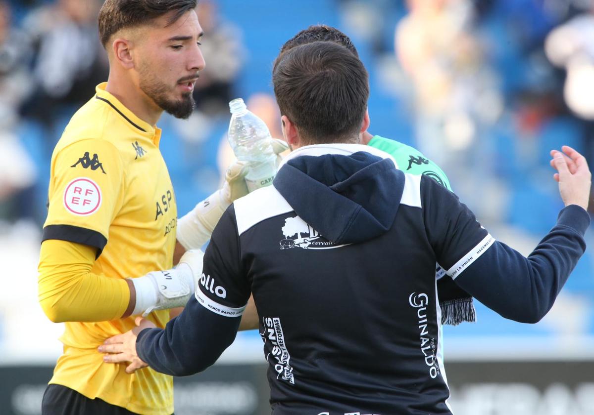 El aficionado que saló al campo, conversa con el portero de la Cultural Leonesa.