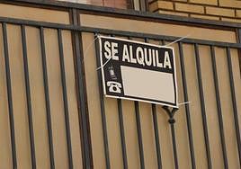 Un cartel de se alquila en un balcón de una vivienda en Salamanca.