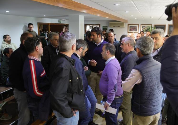 Imagen principal - Los ganaderos conversan el mercado, Jacinto Sánchez, Juan Luis Delgado y Ramón Guarido, y la zona del ganado sin animales.