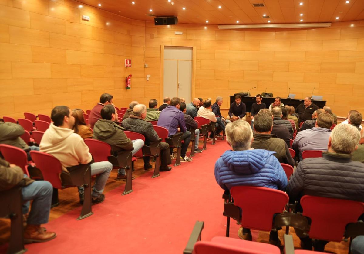 Ganaderos reunidos este lunes en el mercado central