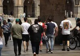 Un grupo de ciudadanos entra en la Plaza Mayor de Salamanca.