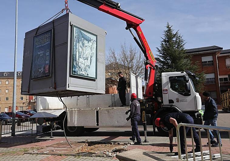 Operarios municipales retiran uno de los últimos quioscos.