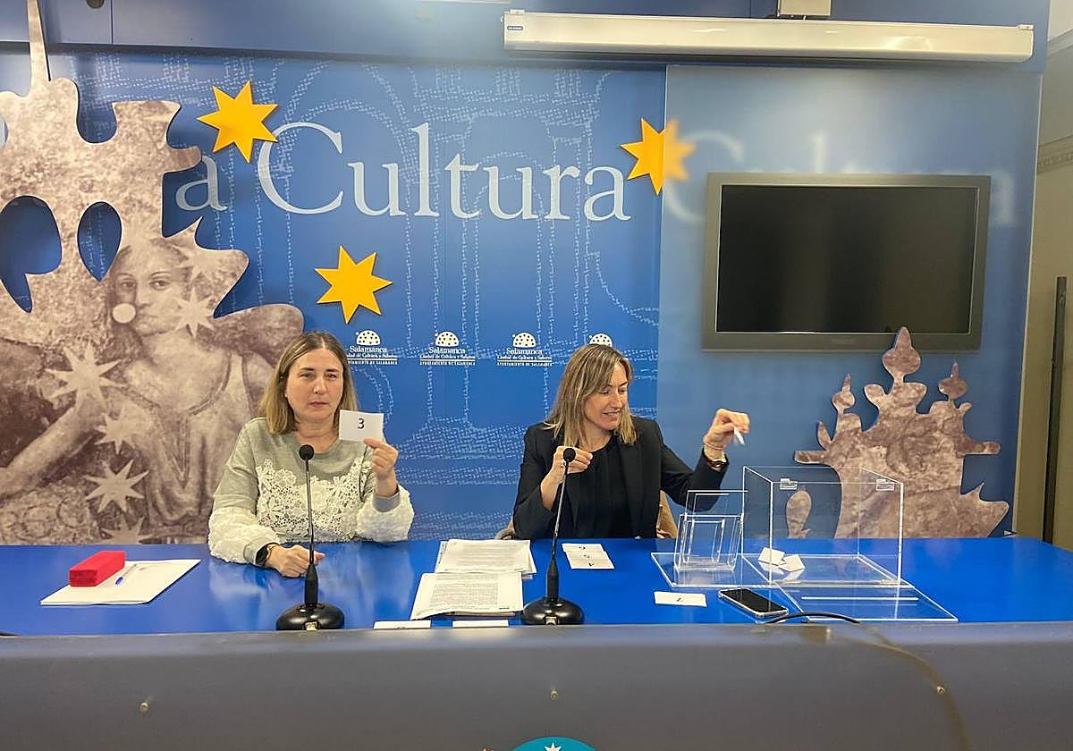 Momento del sorteo en la Sala de la Palabra del Teatro Liceo.